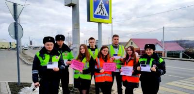 Белгородские старшеклассники помогли пешеходам перейти проезжую часть безопасно