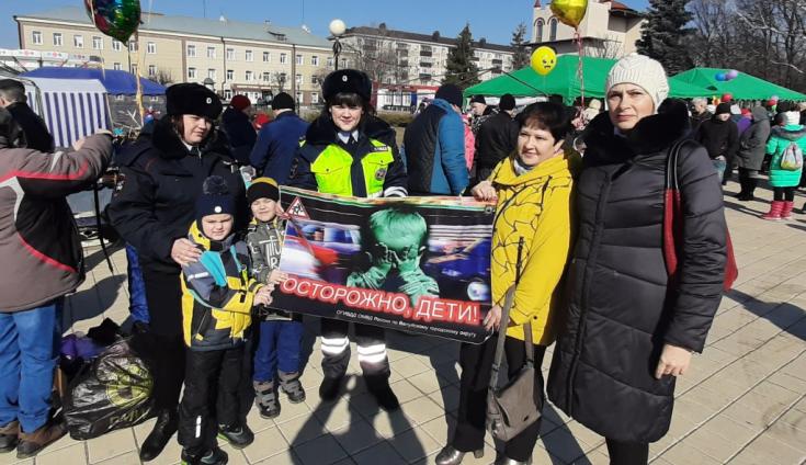 В Белгородской области передвижные пункты разъяснения ПДД открылись в местах массового пребывания граждан