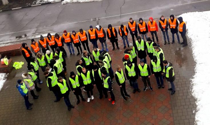Белгородские студенты призвали к соблюдению ПДД световозвращающей инсталляцией