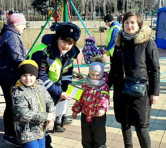 В Белгородской области передвижные пункты разъяснения ПДД открылись в местах массового пребывания граждан