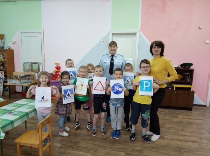 Ржевские автоинспекторы провели мероприятие «Мои друзья-дорожные знаки!" с воспитанниками детского сада