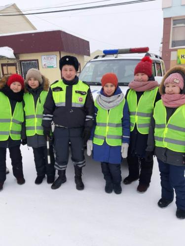 В Якутии юные инспекторы движения с. Верхневилюйска организуют для жителей районного центра “Ликбез безопасности” в условиях гололеда