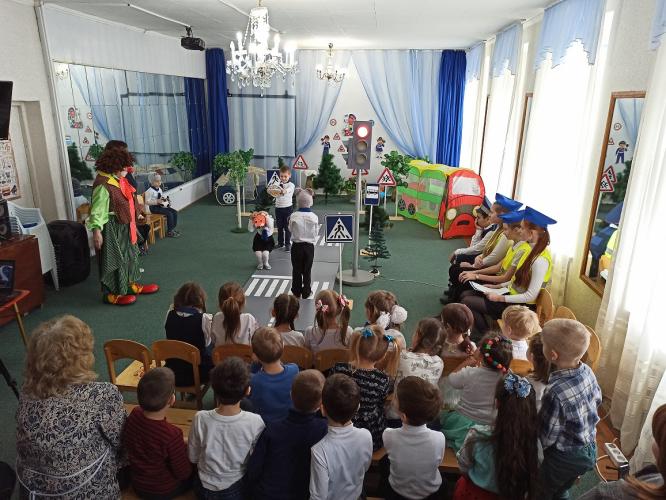 Инспекторы ГИБДД рассказали дошколятам о необходимости строгого соблюдения ПДД. Специальные игры и беседы провели в Песчанокопском, Тарасовском и Шолоховском районах, а также городе Шахты