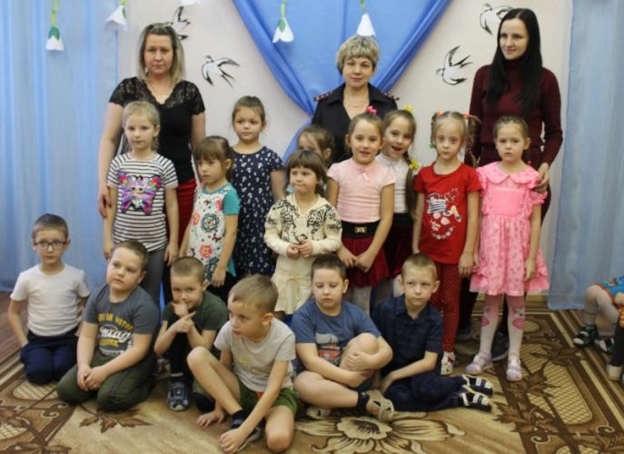 Сотрудники ГИБДД провели урок дорожной безопасности для самых маленьких в Ирбейском районе
