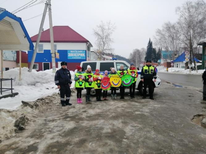 Дорожными полицейскими проведена акция «Пристегнись и улыбнись!»