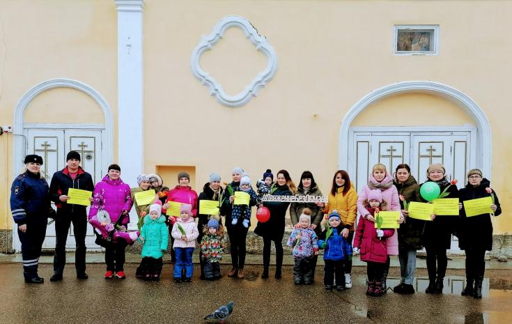 Сотрудники Госавтоинспекции проводят мероприятия в преддверии празднования Международного женского дня