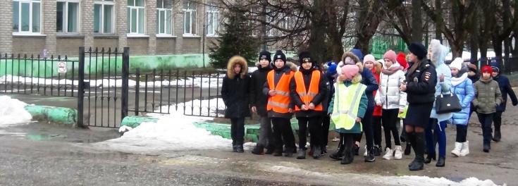 В Ивановской области сотрудники ГИБДД провели для школьников пешеходную экскурсию по правилам дорожного движения