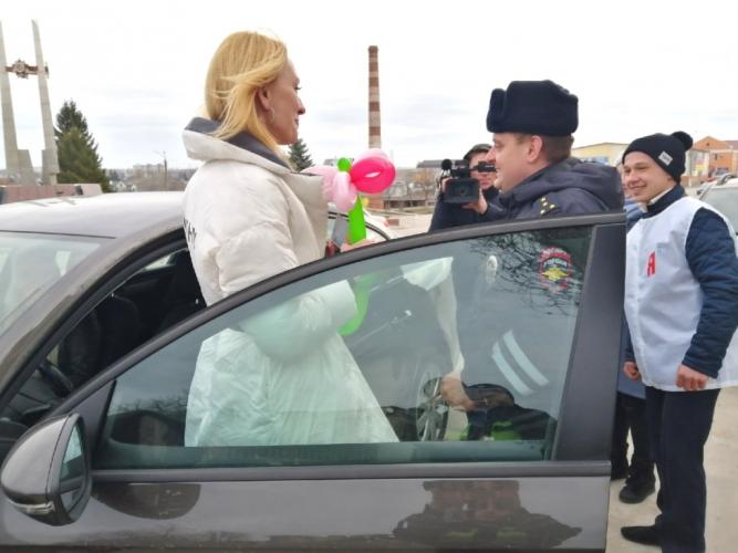 В канун Международного женского дня в Липецкой области законопослушные автоледи получали необычные букеты