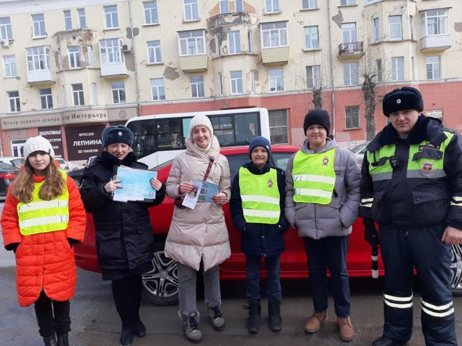 Автоинспекторы вместе с ЮИДовцами призвали омских водителей не нарушать правила дорожного движения