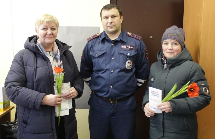 В преддверии Международного женского дня сотрудники ГИБДД поздравляют женщин - водителей