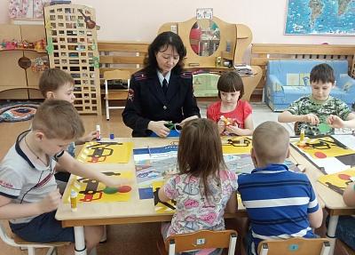 ПОЗНАВАТЕЛЬНОЕ ЗАНЯТИЕ «НА ДОРОГЕ НЕ ЗЕВАЙ – ПДД СОБЛЮДАЙ!» С ДОШКОЛЬНИКАМИ НАУКОГРАДА КОЛЬЦОВО ПРОВЕЛИ СОТРУДНИКИ РЕГИОНАЛЬНОЙ ГОСАВТОИНСПЕКЦИИ