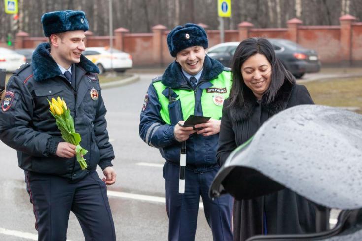 Начальник отдела ГИБДД Западного округа столицы поздравил автоледи с наступающим праздником 8 марта