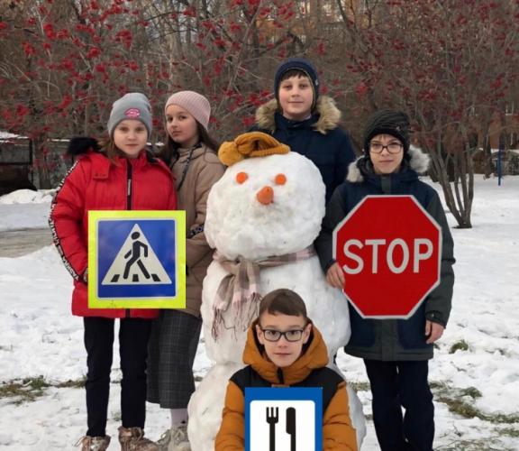 В Екатеринбурге школьники налепили законопослушных снеговиков ради агитации за соблюдение ПДД