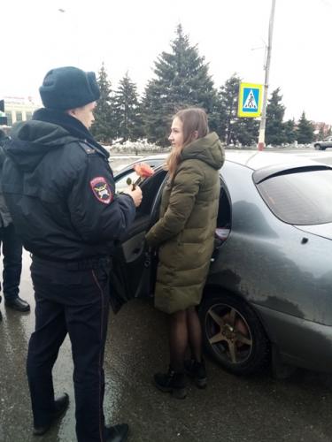 Сотрудники Госавтоинспекции поздравляют автоледи с 8 Марта