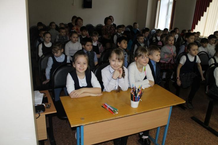 Юные инспекторы дорожного движения Бежецкого района отметили свой день рождения познавательной лекцией для первоклассников