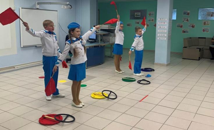 Автоинспекторы Салехарда поздравили юных инспекторов движения с днем рождения