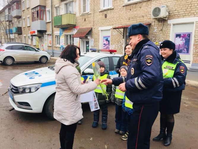 Ярославских автоледи поздравляют сотрудники Госавтоинспекции
