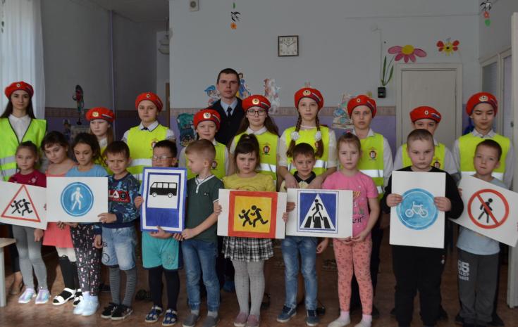 В Хотынецком районе юные инспектора движения обучают дошкольников ПДД