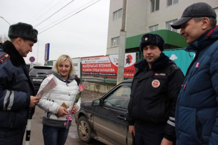 В Саратовской области сотрудники полиции проводят традиционную акцию «Цветы для автоледи»