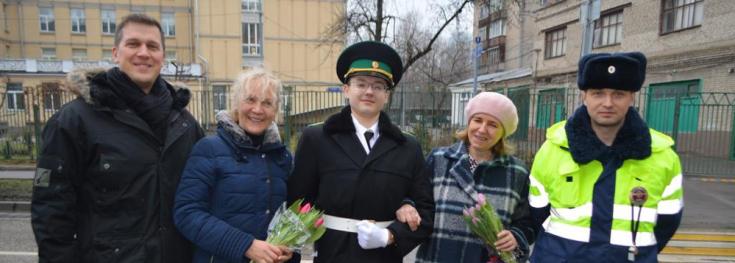 Инспекторы ГИБДД Северного округа столицы подарили автоледи прекрасное настроение