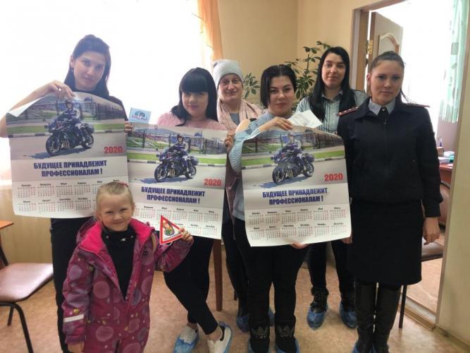 Сотрудники ГИБДД Долинского района поздравили женщин с праздником