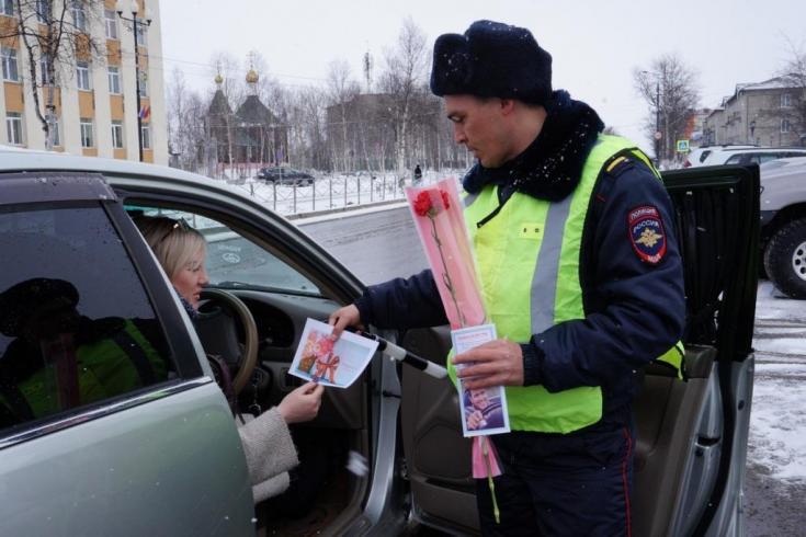 Поронайская Госавтоинспекция провела поздравительную акцию «Цветы для автоледи»