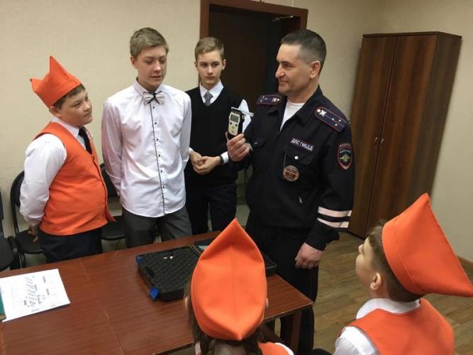 Сотрудники ГИБДД Саянского района поздравили своих юных помощников #сднемрожденияюид
