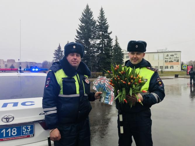«Цветочный патруль» поздравил жительниц Великого Новгорода с Международным женским днем