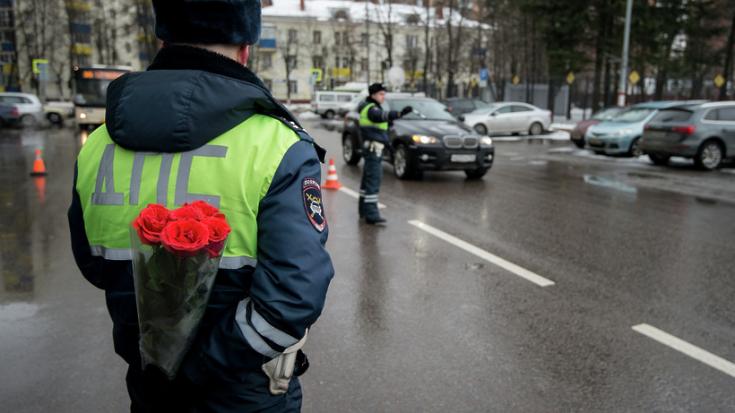 Сотрудники ГИБДД Татарстана 8 Марта будут останавливать женщин за рулем, дарить им цветы  Материал взят из источника: https://v-chelny.ru/news/society/sotrudniki-gibdd-tatarstana-8-marta-budut-ostanavlivat-zhenshhin-za-rulem-darit-im-cvety/