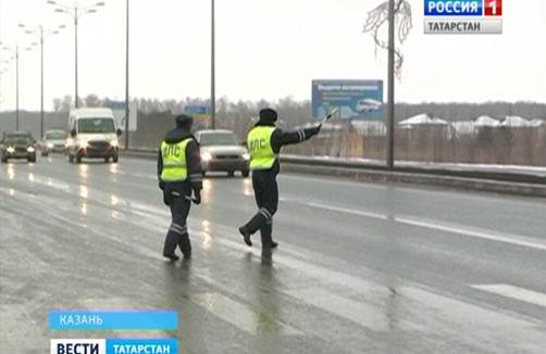 Сотрудники ГИБДД РТ раздают фонарики пешеходам рядом с трассами, чтобы снизить аварийность