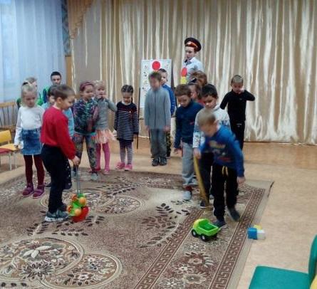Дошкольники и ЮИДовцы с. Усть-Ухта совершили путешествие в Страну дорожных знаков