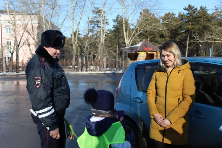 В Черемхово сотрудники ГИБДД поздравили женщин-водителей с 8 марта