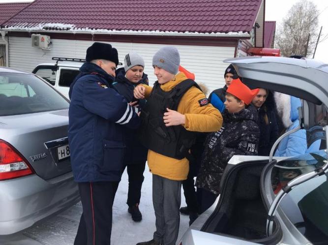Сотрудники ГИБДД Саянского района поздравили своих юных помощников #сднемрожденияюид