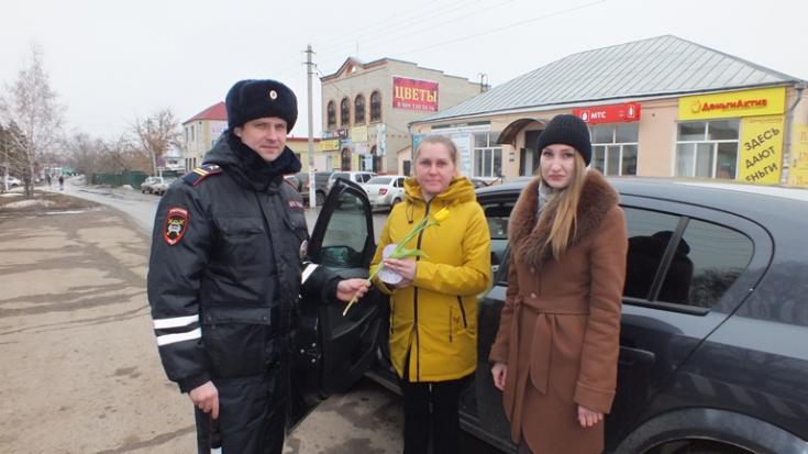 В Татищево сотрудники Госавтоинспекции провели акцию «Цветы для автоледи»