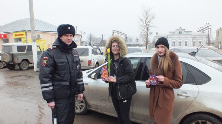 В Татищево сотрудники Госавтоинспекции провели акцию «Цветы для автоледи»