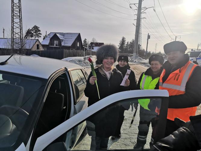 В Бурятии сотрудники ГИБДД и РЖД поздравили женщин с наступающим праздником