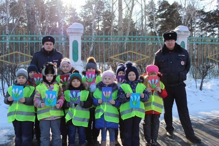 В Черемхово сотрудники ГИБДД поздравили женщин-водителей с 8 марта