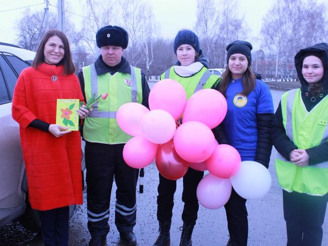 Юные инспекторы движения поддержали Всероссийскую акцию «Цветы для автоледи»