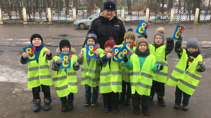 В Ивановской области сотрудники ГИБДД и юные инспекторы движения поздравили женщин-пешеходов с Международным женским днём