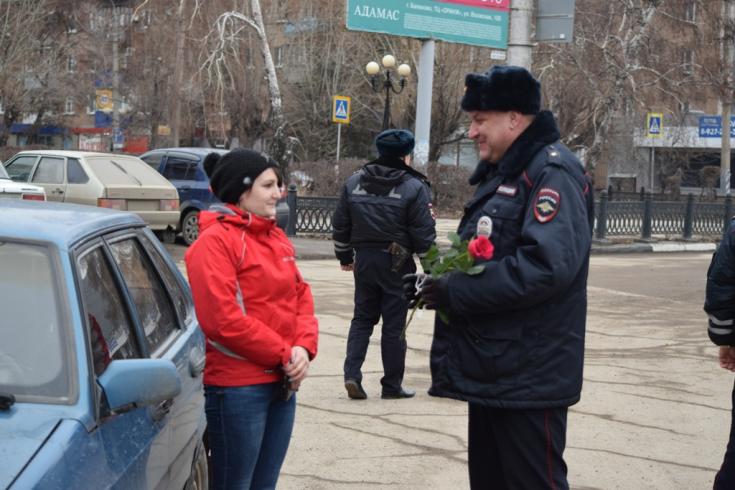 В Балаково автоинспекторы поздравили девушек с наступающим Международным женским днем