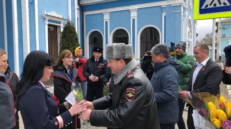 Главный Ставропольский автоинспектор поздравил участниц дорожного движения с наступающим праздником