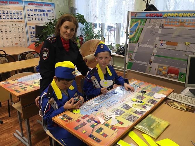 В Свердловской области старшее поколение ЮИД передает эстафету младшим школьникам