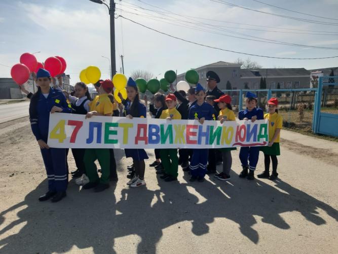 На территории Кабардино-Балкарии прошли праздничные ЮИДовские «Шагающие автобусы»