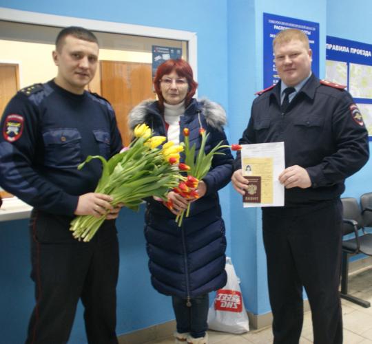 Новгородских посетительниц регистрационно-экзаменационного отдела ГИБДД поздравили с Международным женским днем