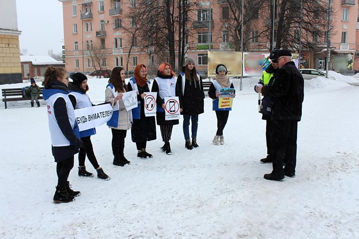 В Томской области волонтеры обратились к пешеходам с просьбой не пользоваться во время движения гаджетами