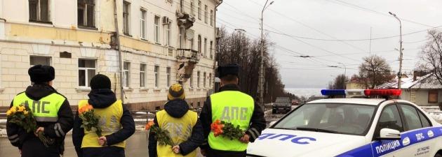 В Карелии «Цветочные автопатрули» поздравляют автоледи с весенним праздником