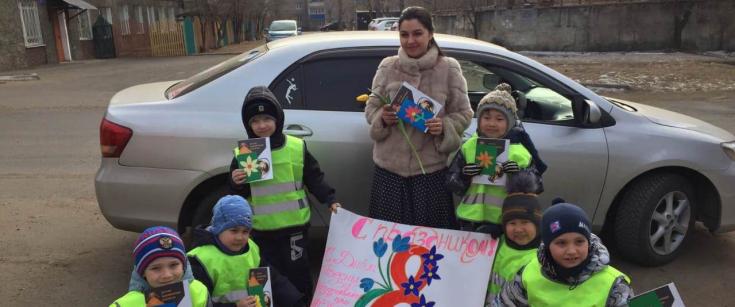 В Забайкалье сотрудники ГИБДД поздравили автоледи с Международным женским днем