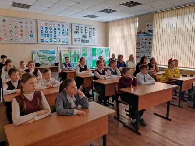 Госавтоинспекторы Вяземского района рассказали ученикам начальных классов историю создания движения ЮИД