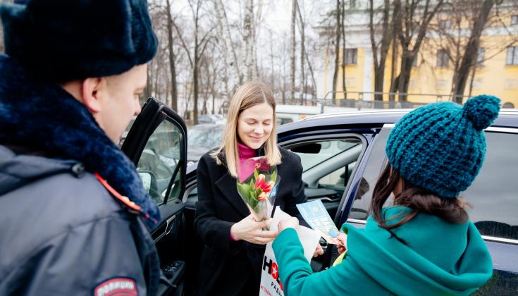 Сотрудники рязанской ГИБДД продолжают поздравлять женщин в рамках акции «Цветы для автоледи»