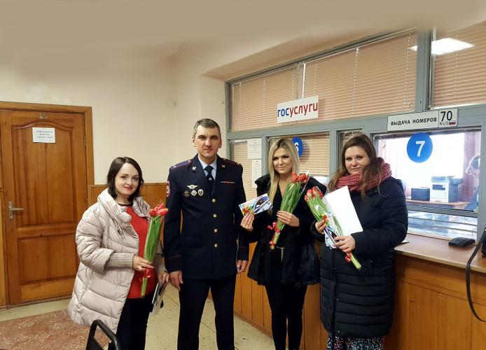 Сотрудники Госавтоинспекции поздравили женщин-водителей с праздником Весны